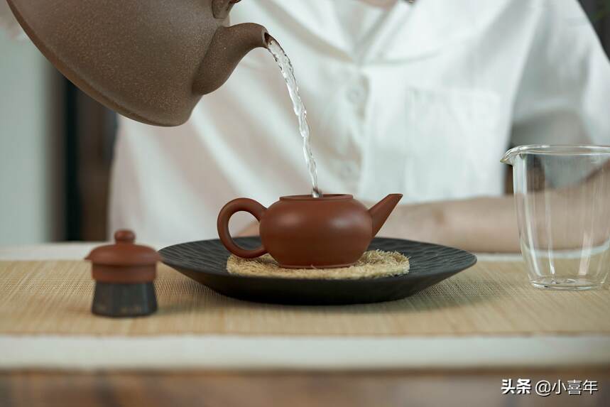 “请坐上茶”出自苏轼还是郑板桥？暗示我们什么样的待客之道？