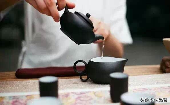 茶暖，水静，世事沉寂，杯中有茶，内心便得平静