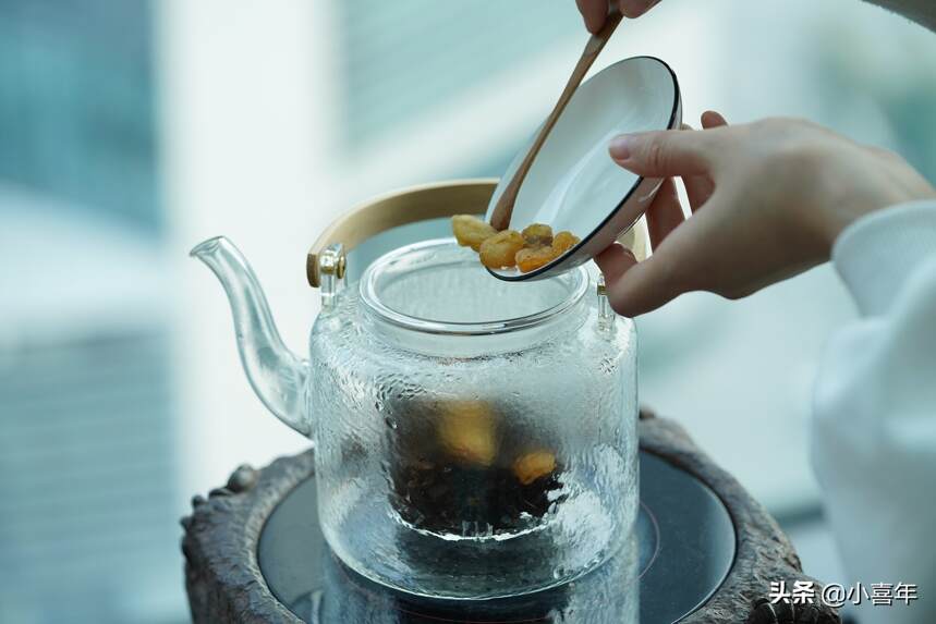 你与一壶温暖的桂圆白茶之间，只差一把桂圆干的距离了