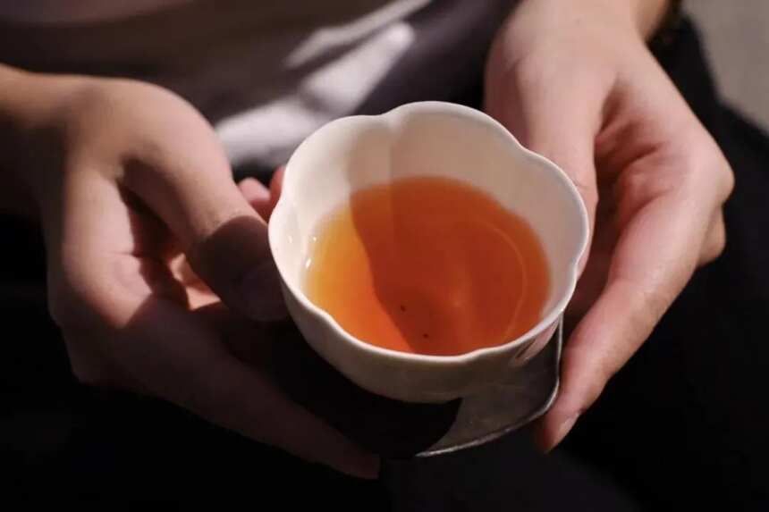 劣质茶是什么样的？白茶淡如白水，红茶甜香发腻，岩茶浓酽如药