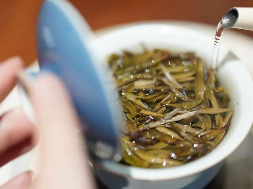白茶的自然日光萎凋是徒有其表，还是真有作用？
