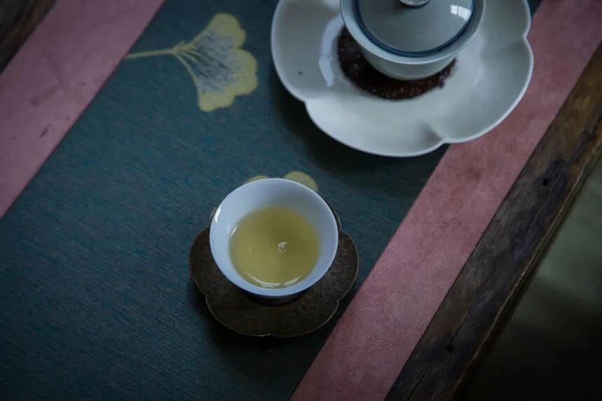 在冲泡福鼎白茶时有茶沫，是因为茶叶脏吗？