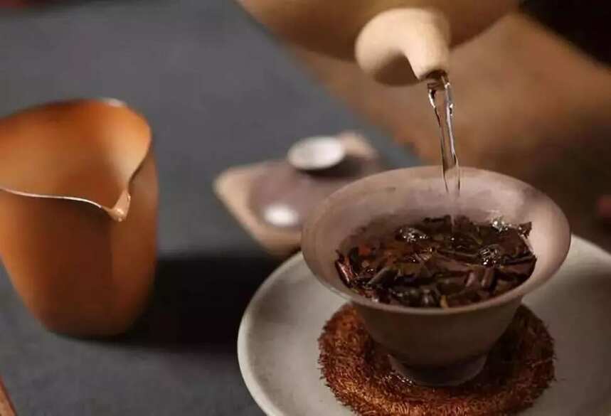 茶圈三大谜团！白茶煮着喝才有味道，红茶要低温冲泡？