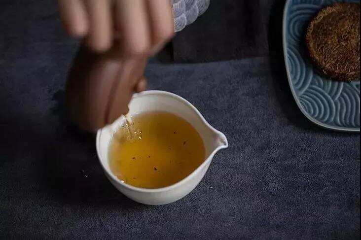 寒冬冷月煮茶暖身，老白茶、岩茶、黑茶、红茶就该煮着喝