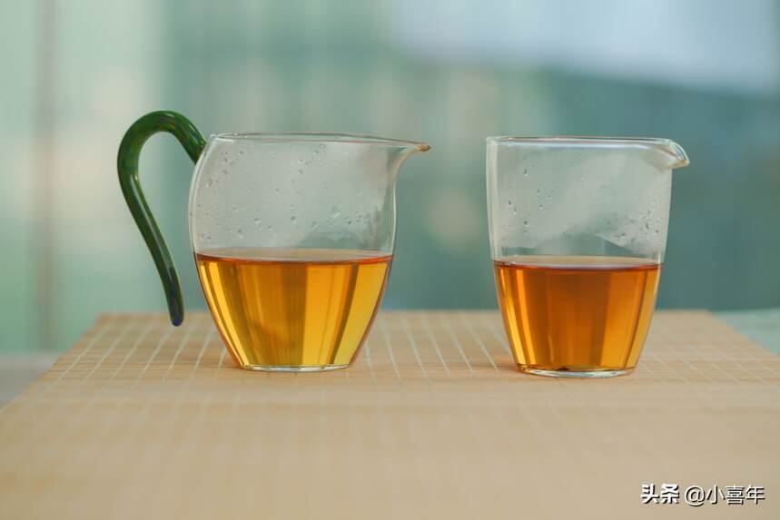 喝茶大疑惑：泡岩茶为什么要准备两个公道杯？