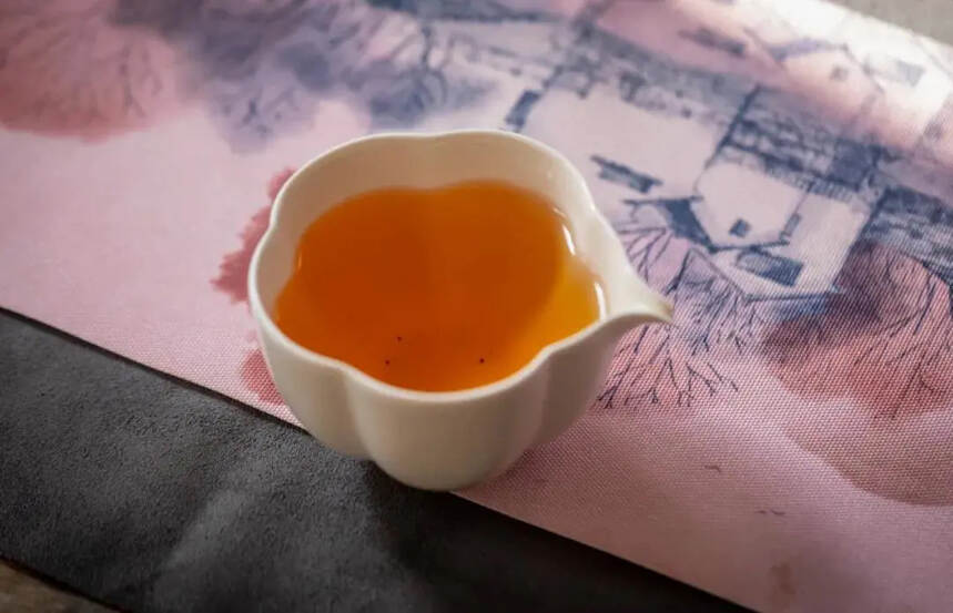 小暑节气后喝什么茶最养生？夏季防暑降温，喝热茶好还是凉茶好？