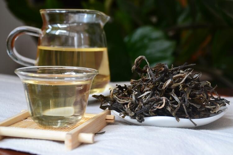 南糯山半坡寨古树茶，香气高苦味淡甜味重