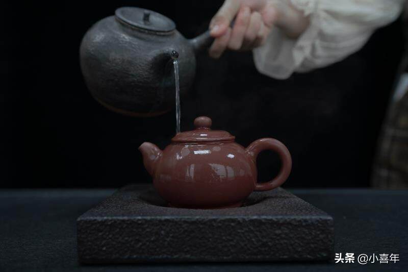 喝茶的时候，茶艺师为什么会做出这个动作？