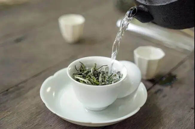 冬红春白夏绿，六大茶类里，哪种茶适合夏天喝？