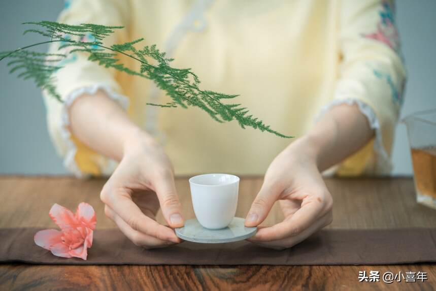 如何在喝茶时体现高情商？记住8个“茶桌暗语”口诀