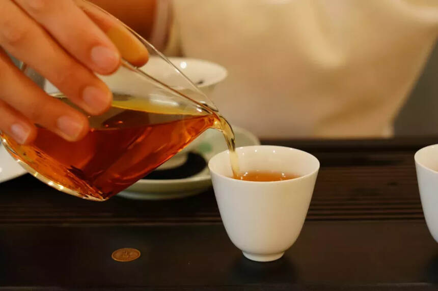 长期收藏白茶，选新茶好还是老茶好？春茶与秋茶哪个更有潜力？