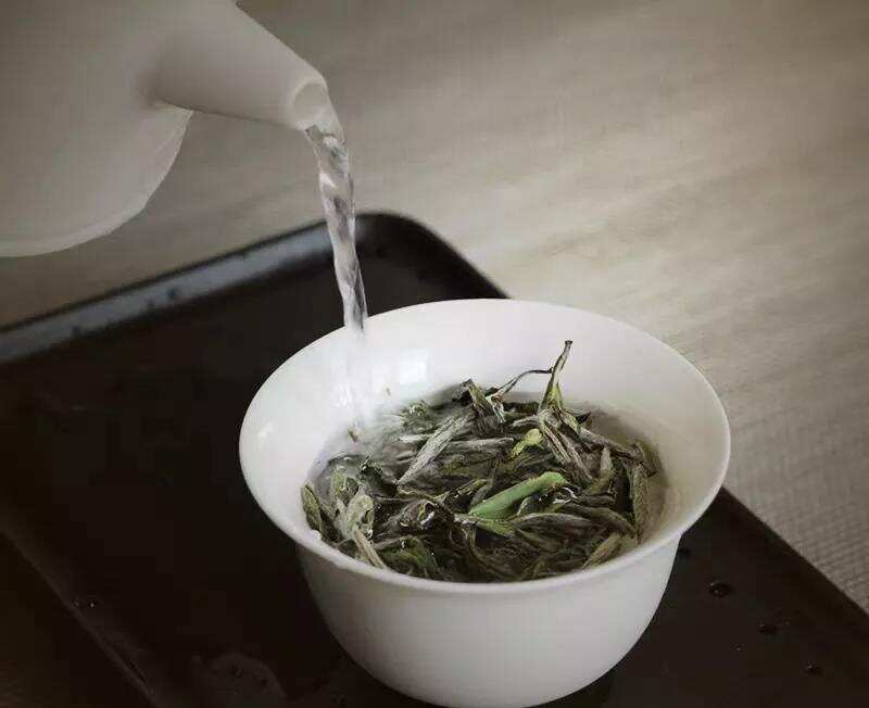 沸水是福鼎白茶品质的照妖镜，茶好不好，一试便知