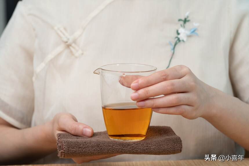 弄不清它是白茶还是普洱茶，为何能成为喝茶人心中的“白月光”？