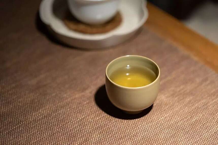 沸水冲泡白茶太粗鲁？白茶、红茶、绿茶，一定要用温水冲泡吗？