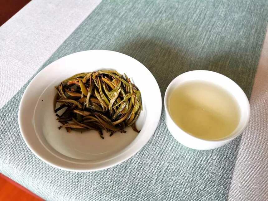 不论红茶绿茶白茶普洱茶，这几味的出现，意味着不能再喝了