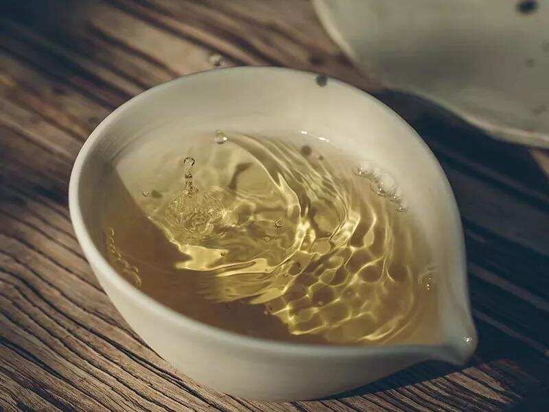 冬季喝福鼎白茶，选新茶还是老茶？选白毫银针、白牡丹还是寿眉？