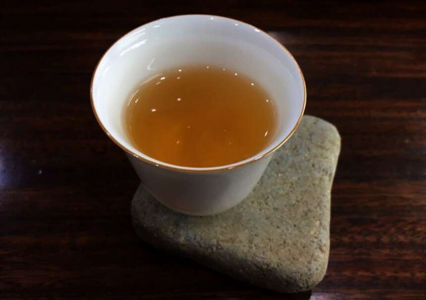 秋季养生之道丨为何90%的养生达人都选择喝福鼎白茶？