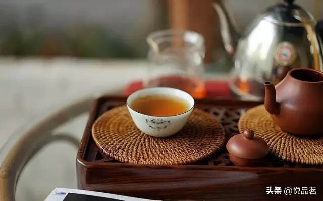 茶暖，水静，世事沉寂，杯中有茶，内心便得平静