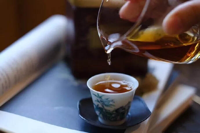 隔夜茶水飘着油也就算了，为啥有时刚泡的茶汤表面也会有？