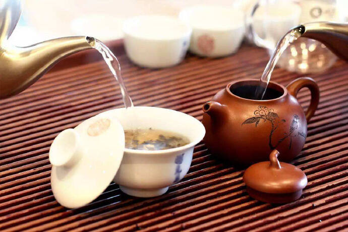 普洱茶知识：紫砂与盖碗哪种更适合泡普洱茶？
