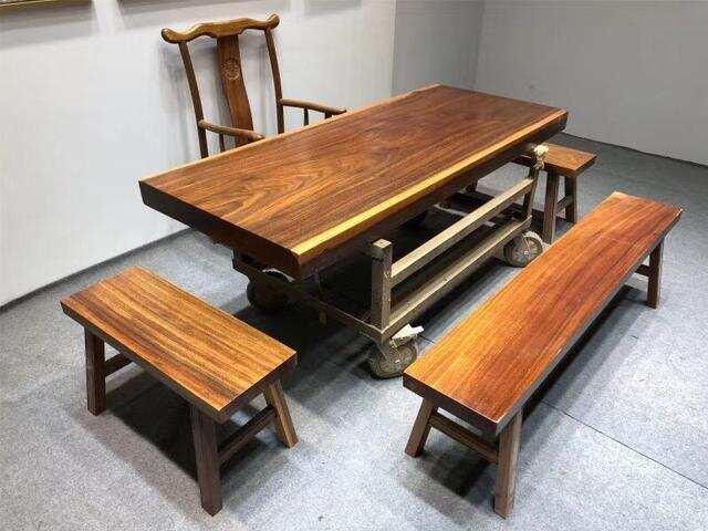 简洁大方的实木大板桌要如何配置呢？