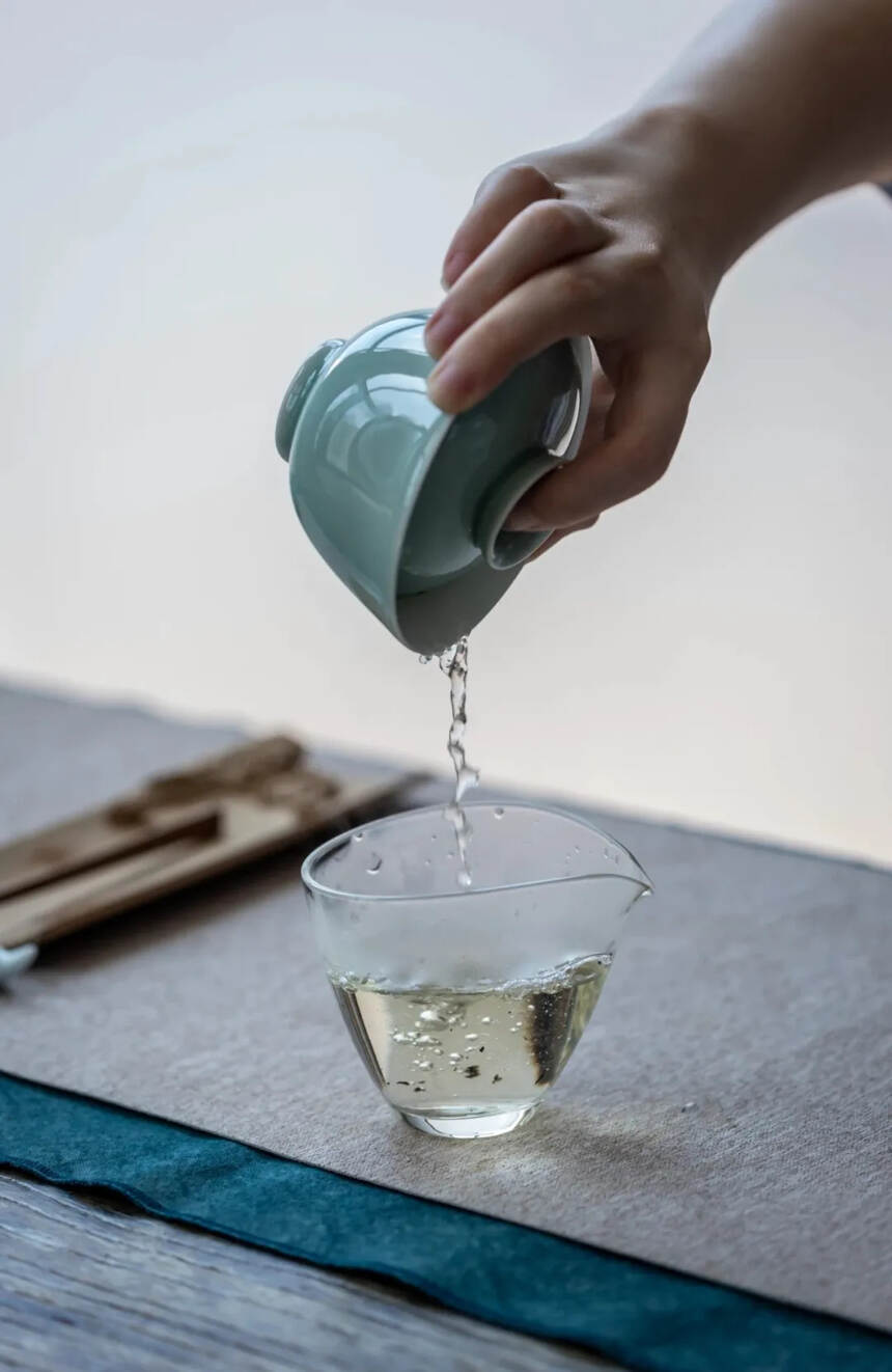 一款寿眉茶饼撬出碎茶，是白茶本身品质出现问题了么？