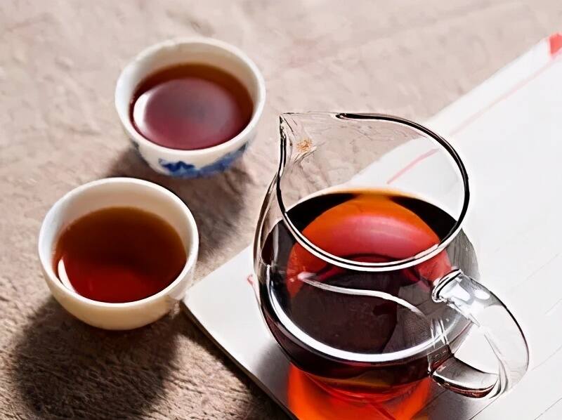 红茶只适合冬天喝？贪凉的夏日，一杯温养身心的红茶也不错