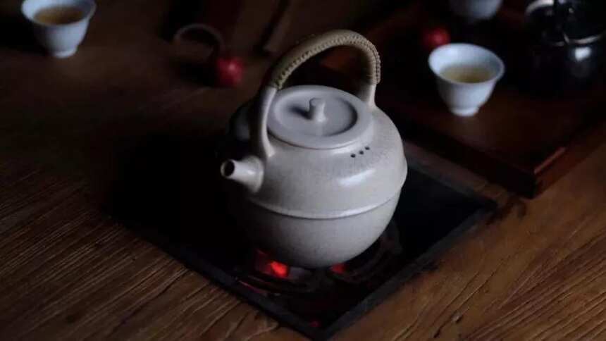 元旦已至，福鼎白茶又涨价？老白茶越来越火，它究竟哪里好？
