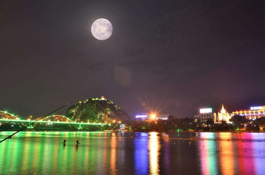 守得云开见月明，柳州的夜景美得太不像话！