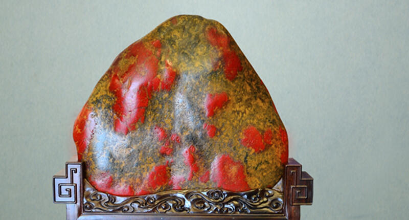 中国四大玉石之一的桂林龙胜鸡血玉原石雕件，收藏级别的玉化石头