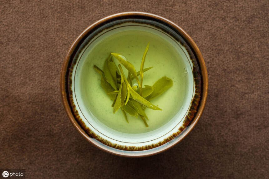 这个炎炎夏日，我想起了绿茶在杯中飞舞的样子