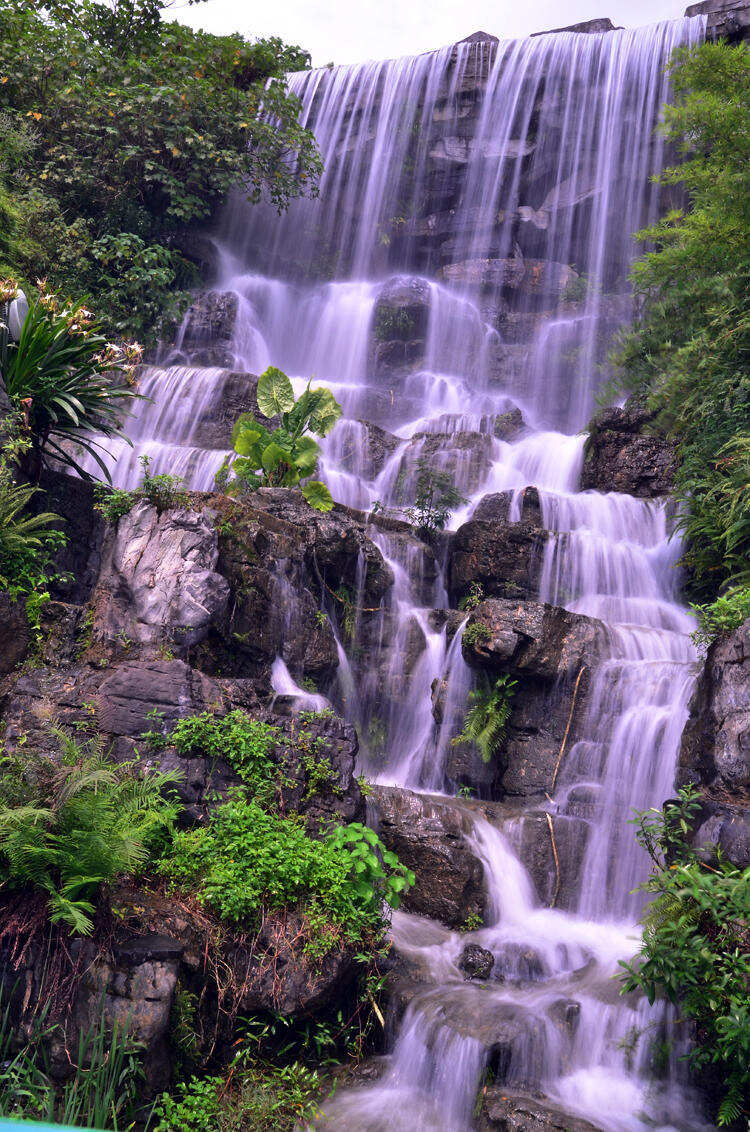 看瀑布何必远去荒郊野外，在广西柳州市区里面就有一处绝美瀑布群