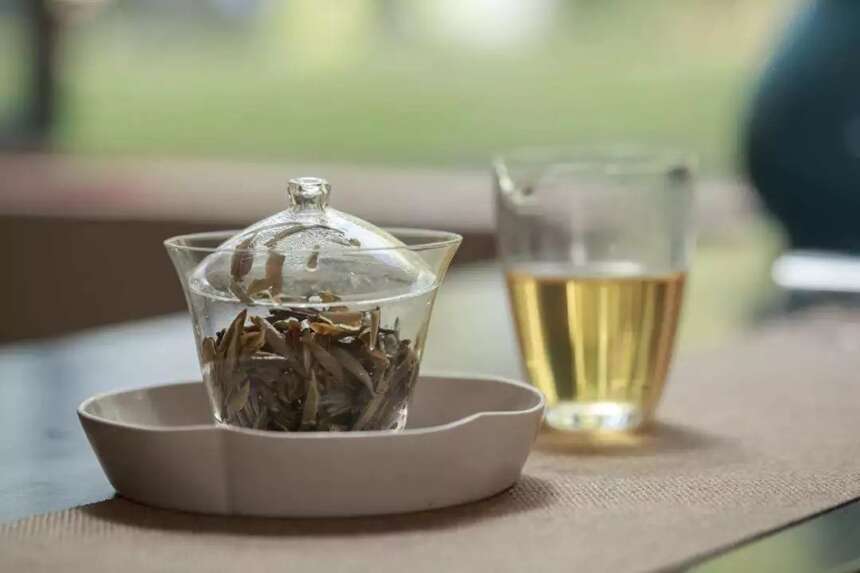 枣香、药香、梅子香、巧克力香等，出现在白茶哪个存储阶段？