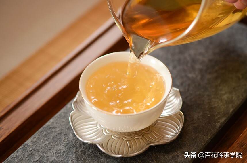 撬茶知识丨使用茶针撬茶饼、沱茶、砖茶的正确姿势