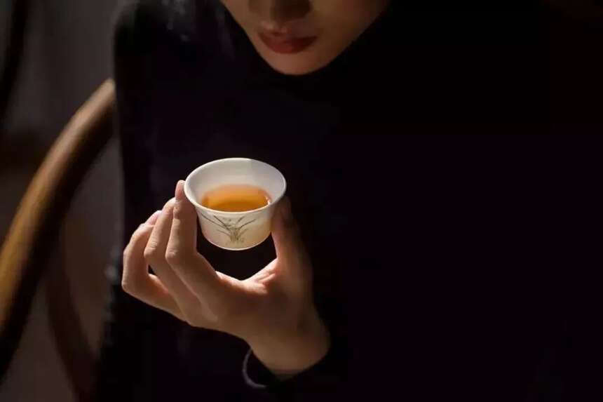 以润茶识 | 专业品茶师都在用的“啜茶法”，你学会了吗