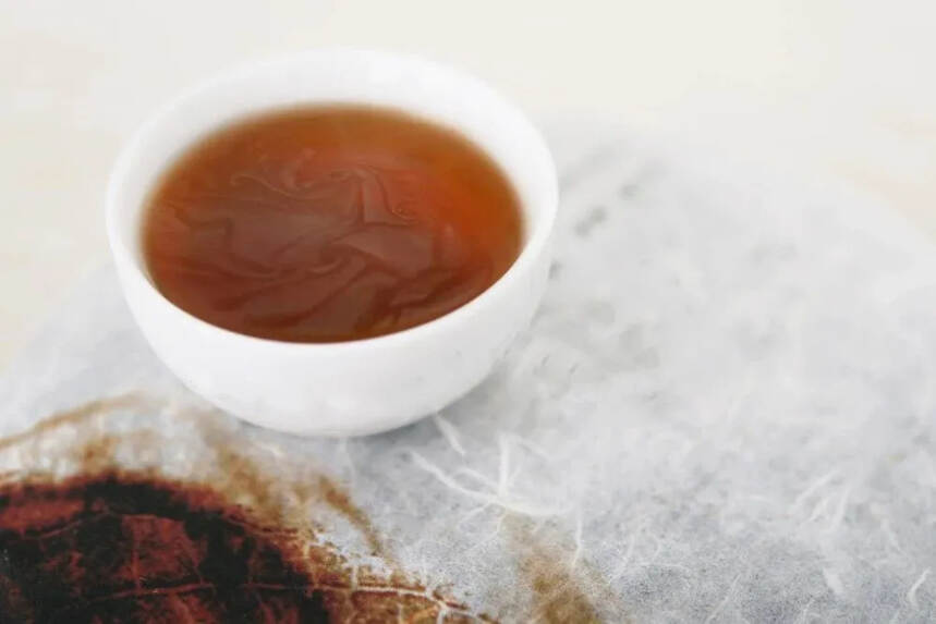以润茶识 | 茶汤表面浮着一层“油”，还能喝吗？