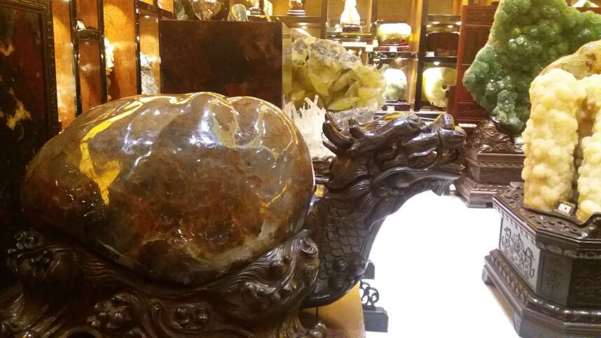 龙龟之象玉石作盾，一颗非常霸气的新疆阿勒泰萤石尽显王者风范