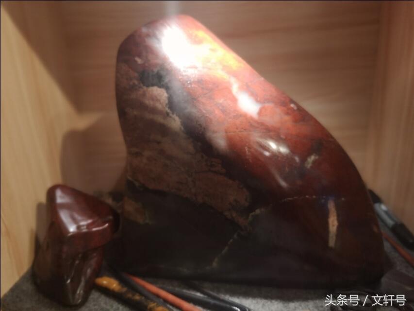 桂林鸡血玉原石和雕件