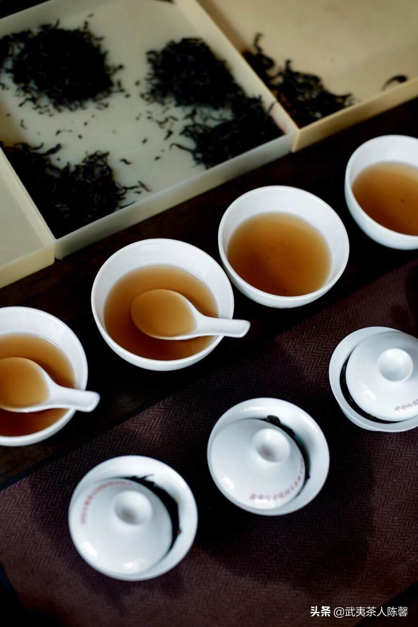 立冬时节，饮茶建议喝：传统工艺岩茶，温性不上火