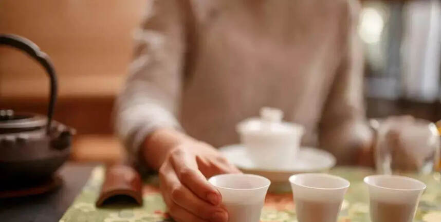 咻~咕噜噜~的“啜茶法”，就是你和专业评茶师之间的距离