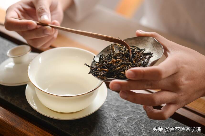 红茶茶汤发酸是什么原因？茶艺师教你正确的滇红茶冲泡方法