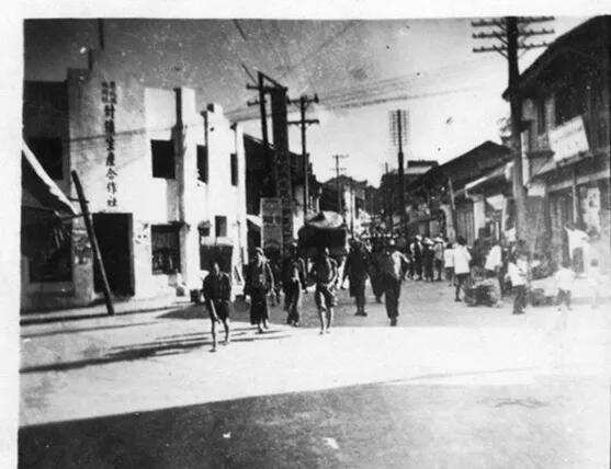 1912年，贺龙在湘、鄂西一带经营骡马驮运生意