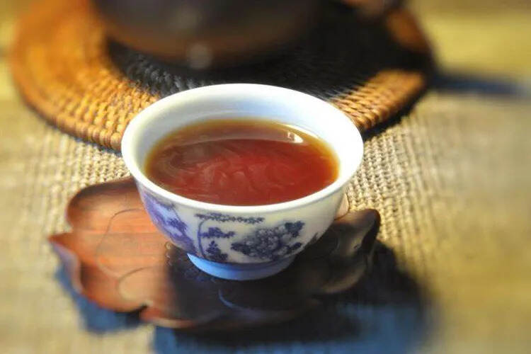 喝茶时，茶汤表面有一层“油”，这样的茶还能喝吗？