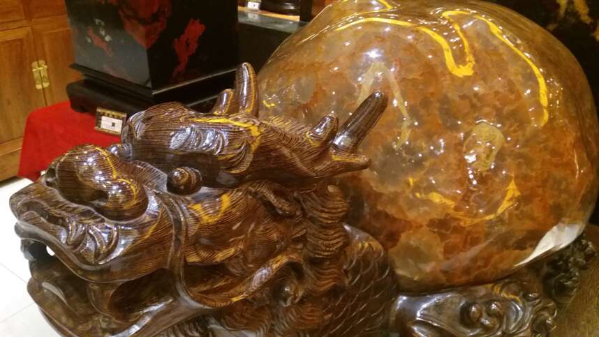 龙龟之象玉石作盾，一颗非常霸气的新疆阿勒泰萤石尽显王者风范