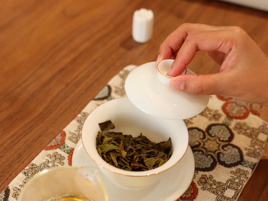盖碗泡茶注意这个小细节，冲泡出来的茶更好喝