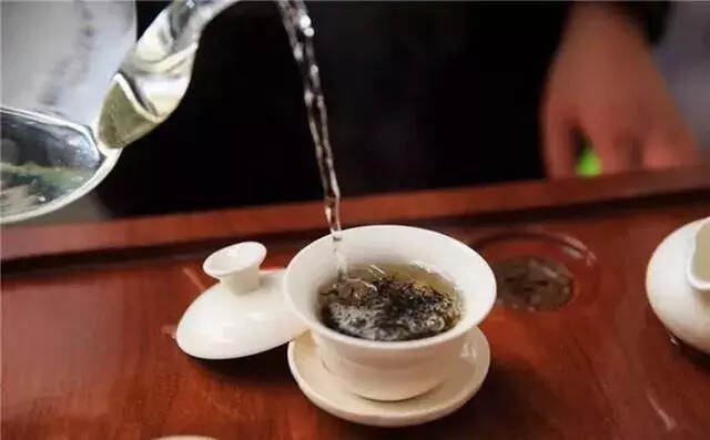 茶知识 | 茶汤中的泡沫是因为茶叶不好？能喝吗？