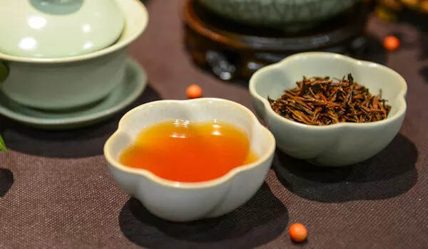 如何挑选云南凤庆的滇红茶？