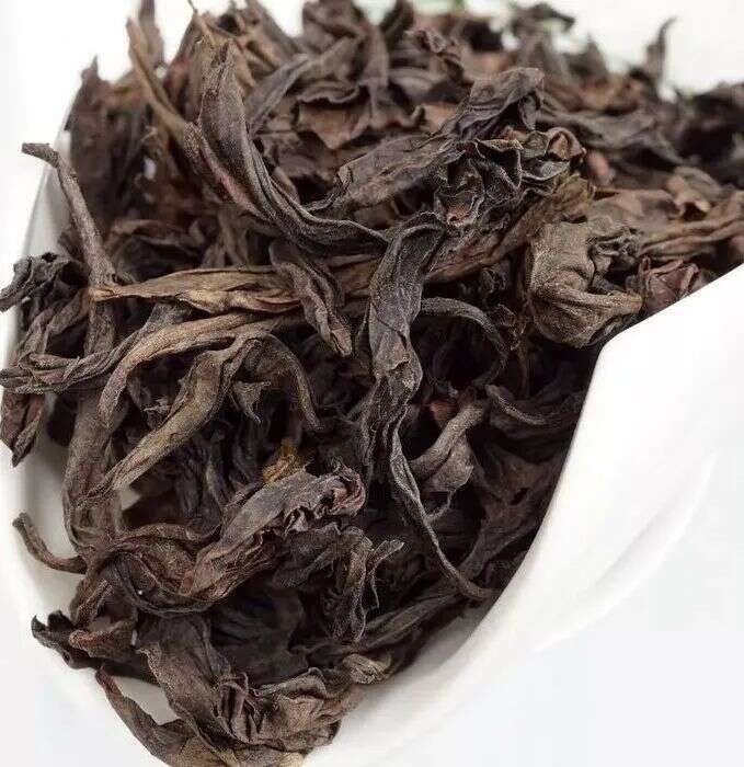 从大红袍的“岩骨火香”分辨大红袍的正岩茶；茶沫是否与茶叶品质