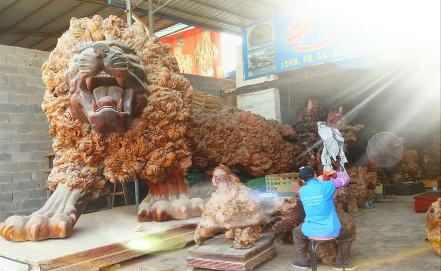 威振江湖的雄狮木雕，元芳你猜有多长？