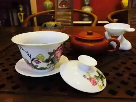别人给你倒茶时，为何一定要敲三下桌面？